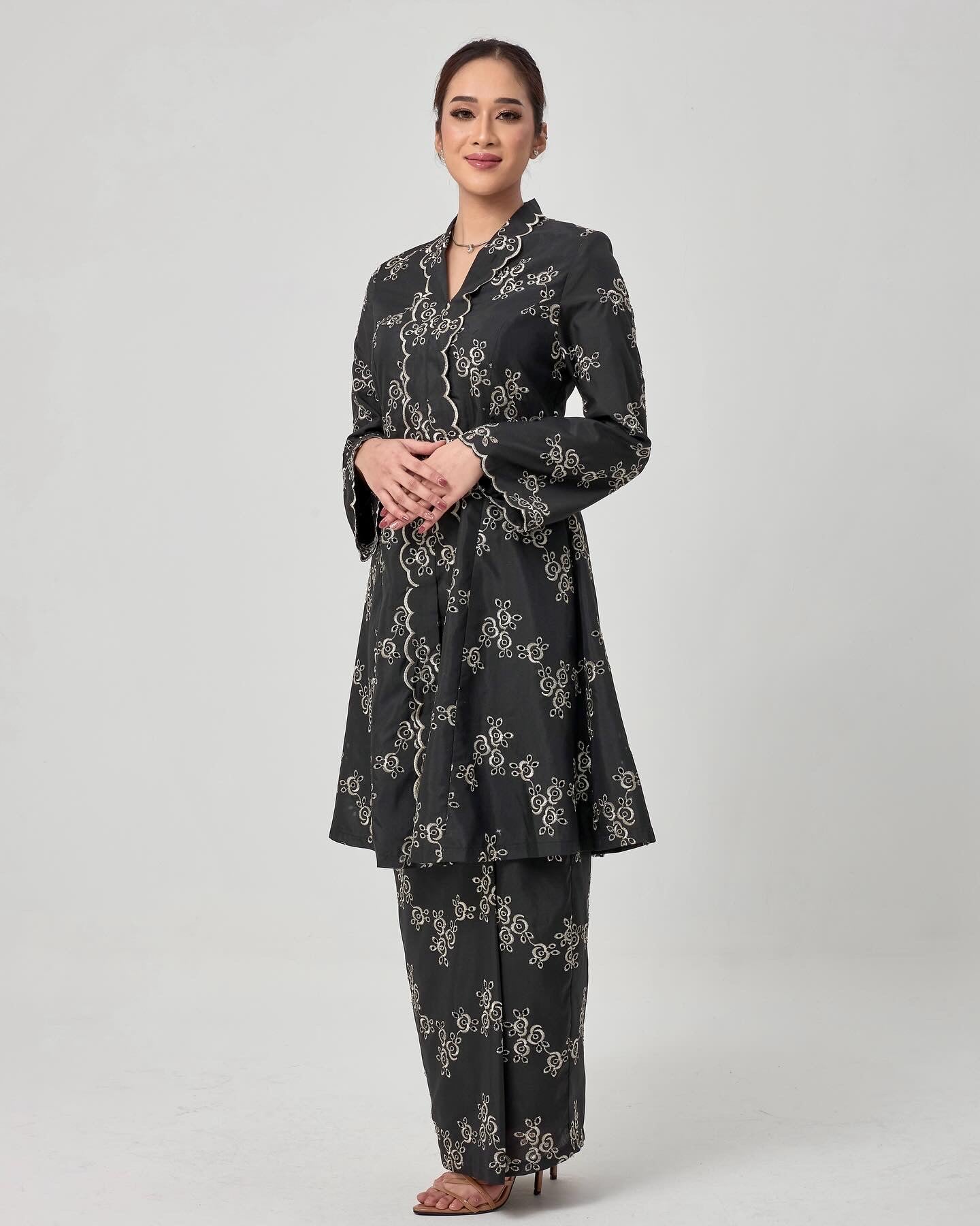 {LIMITED EDITION} Zayna Kebarung Classic - Black