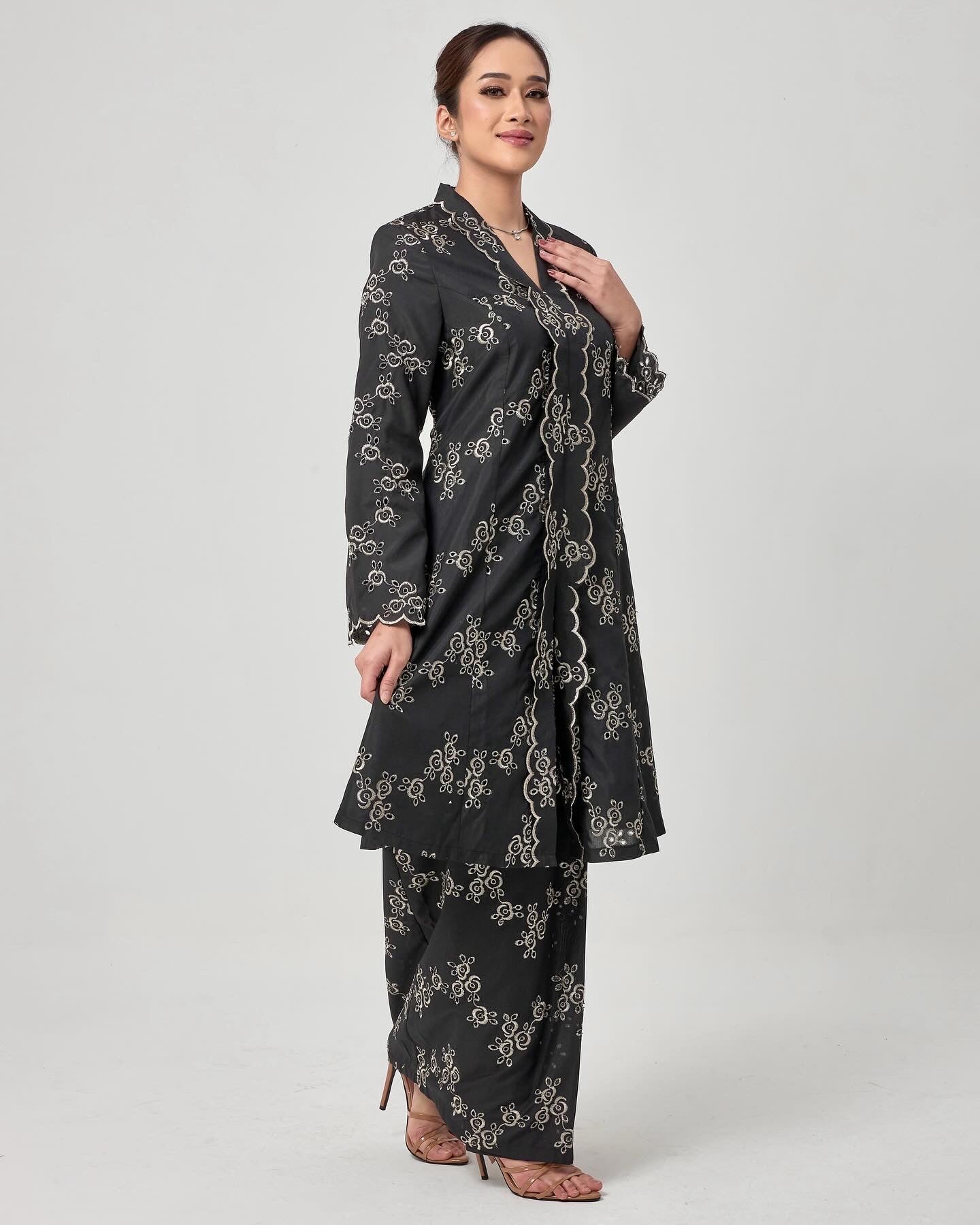 {LIMITED EDITION} Zayna Kebarung Classic - Black